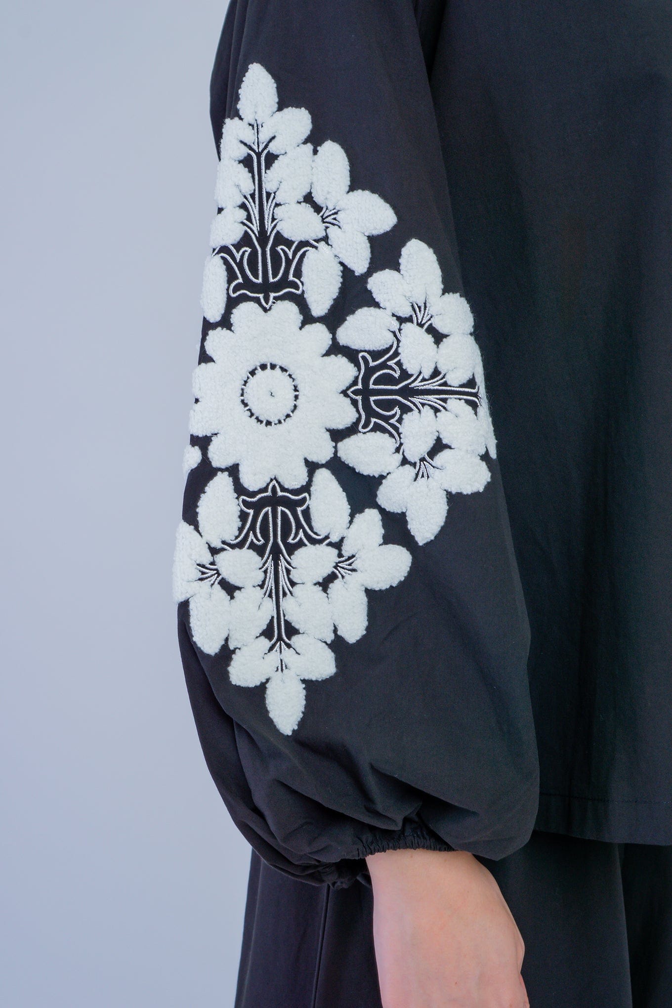 DCD TOPS ALL Black/White 3D Embroidery Floral Top