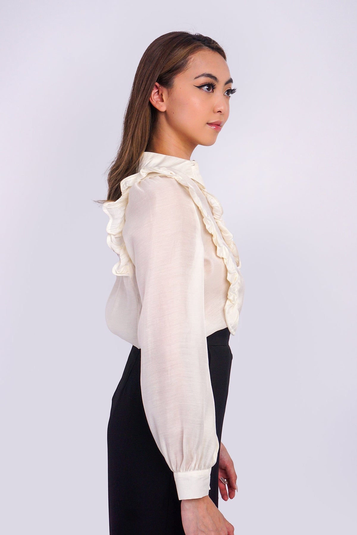 DCD TOPS Ivory Scallop Wire Button Frt Top