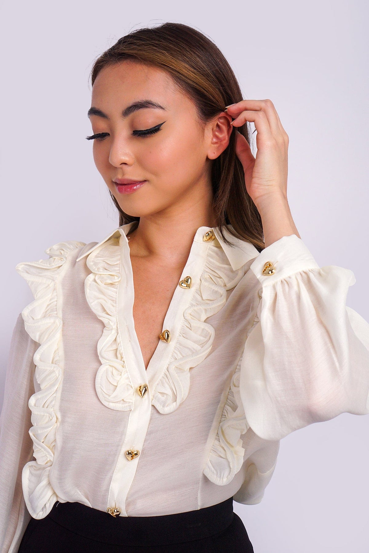 DCD TOPS Ivory Scallop Wire Button Frt Top