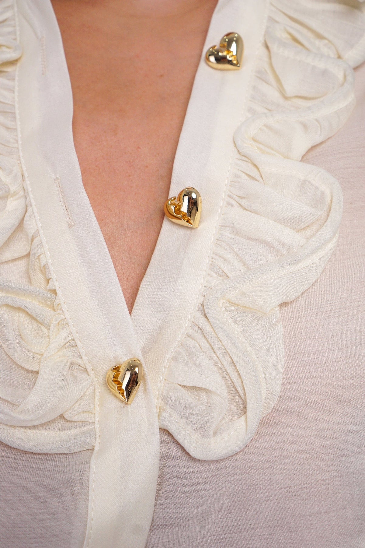 DCD TOPS Ivory Scallop Wire Button Frt Top