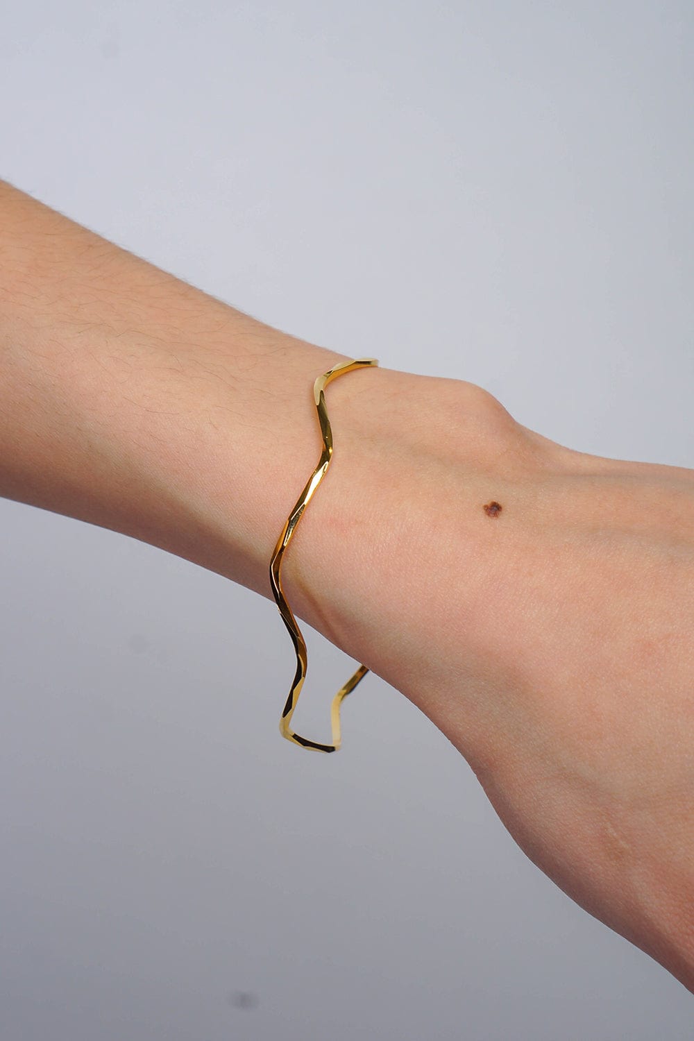 DCD BRACELETS Thin Curved Plated Gold Bracelet