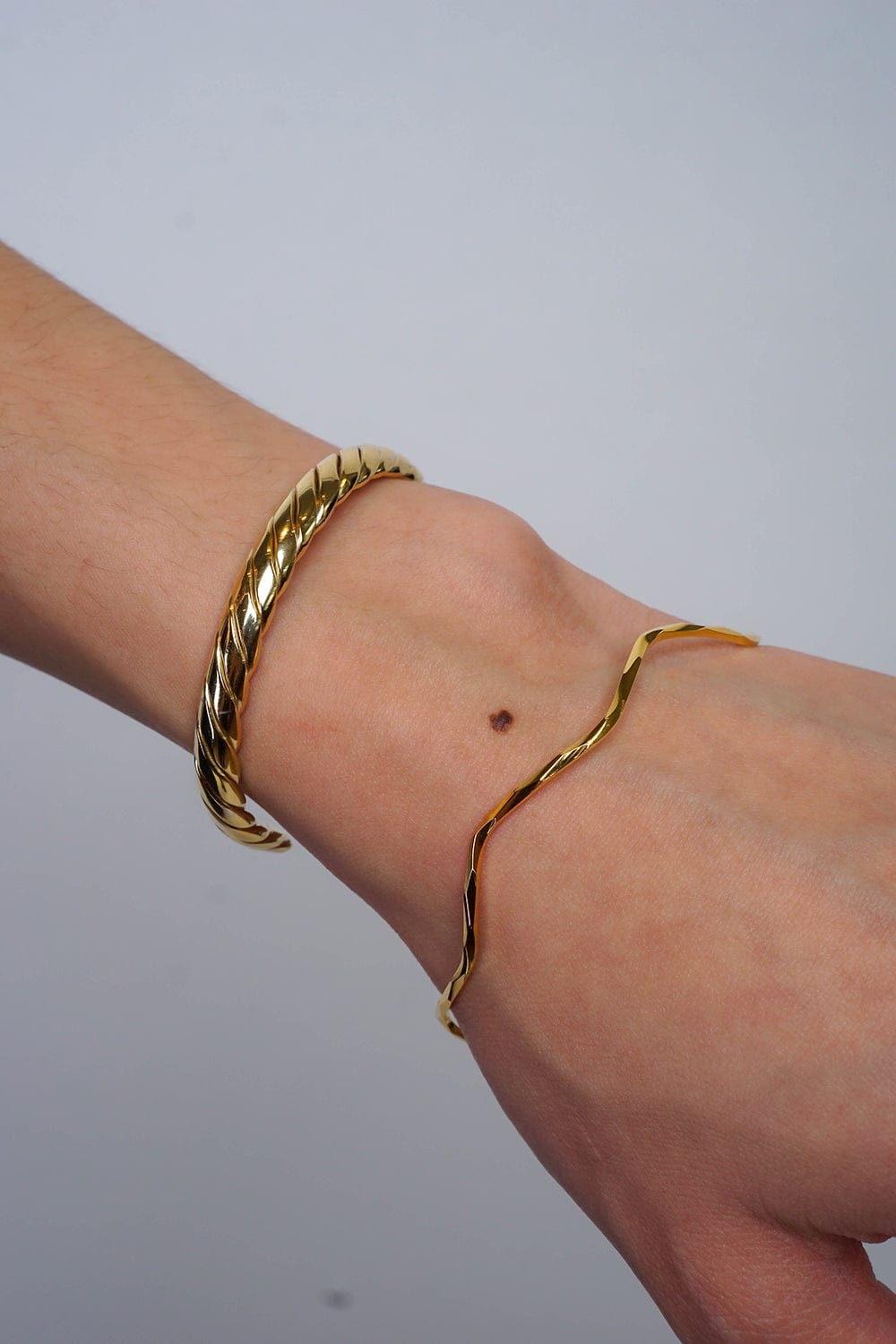 DCD BRACELETS Thin Curved Plated Gold Bracelet